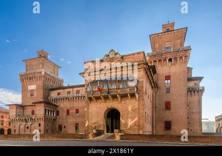 Das Castello Estense („Burg Este“) oder castello di San Michele („Burg St. Michael“), mittelalterliche Burg in Ferrara, Emilia-Romagna, Italien. Stockfoto