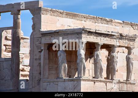 Die Veranda der Karyatiden im Erechtheion-Tempel auf der Akropolis, Athen, Griechenland. Sechs Säulen, die als Jungfrauenfiguren anstelle von gewöhnlichen Formen geformt wurden Stockfoto