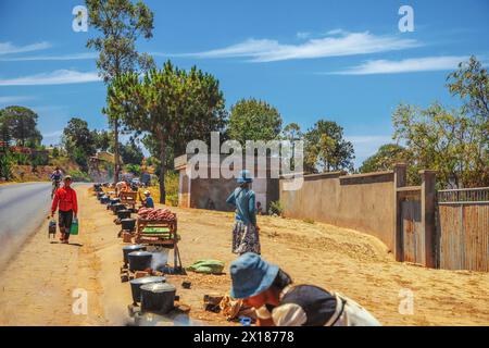 Antananarivo, Madagaskar. Oktober 2023. Straße von Antananarivo. Menschen leiden unter Armut langsame Entwicklung Land. Stadtbewohner, die über sie eilten Stockfoto