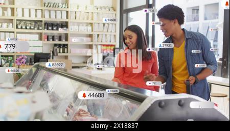 Bild der Datenverarbeitung in sozialen Medien über verschiedene Personen in Lebensmittelgeschäften Stockfoto