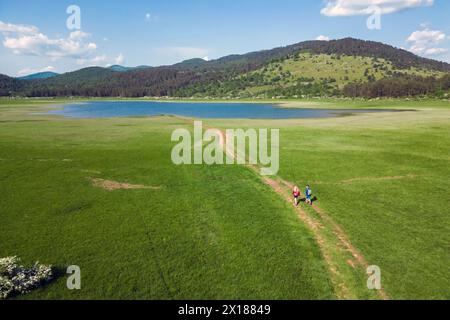 Zwei Teenager-Schüler, ein Junge und ein Mädchen auf einer Wanderung, spazieren gehen, genießen und erleben Sie die wunderschöne Natur, aus der Vogelperspektive. Machen Sie ein Wanderkonzept. Stockfoto
