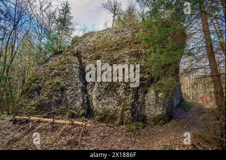 Mit einer Höhe von rund 9 Metern, einem Volumen von über 400 Kubikmetern und einem Gewicht von rund 735 Tonnen ist der Dengelstein der größte erhaltene Stockfoto