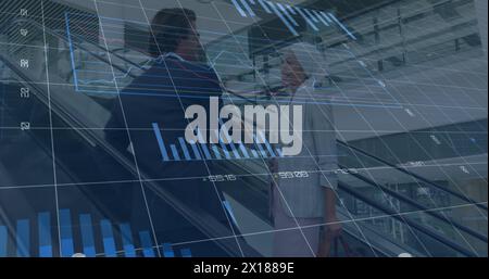 Bild der Verarbeitung von Finanzdaten über zwei verschiedene Geschäftsleute Stockfoto
