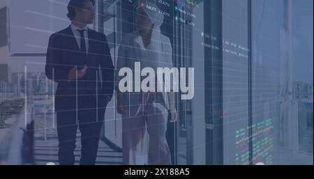 Bild der Verarbeitung von Finanzdaten über zwei verschiedene Geschäftsleute Stockfoto