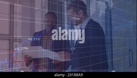 Bild der Verarbeitung von Finanzdaten über zwei verschiedene Geschäftsleute Stockfoto