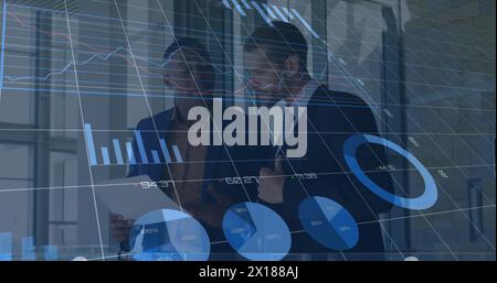 Bild der Verarbeitung von Finanzdaten über zwei verschiedene Geschäftsleute Stockfoto
