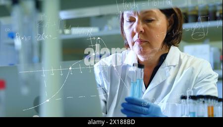Bild mathematischer Gleichungen über kaukasische Wissenschaftlerin im Labor Stockfoto