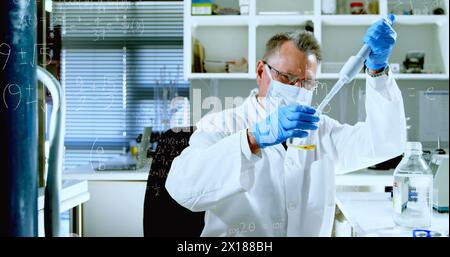 Bild mathematischer Gleichungen über kaukasischen Wissenschaftlern im Labor Stockfoto