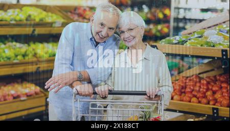 Bild von Finanzdaten und Diagrammen über glückliches kaukasisches Seniorenpaar auf dem Markt Stockfoto