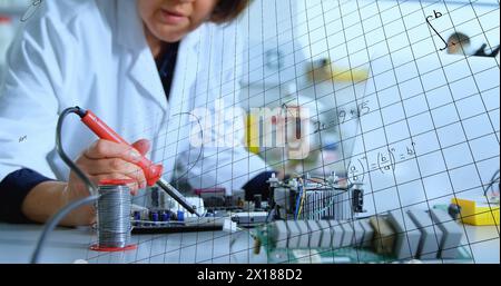 Bild mathematischer Gleichungen über kaukasische Wissenschaftlerin im Labor Stockfoto