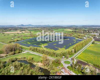 Luftbild, Solarmodule, Solarpark, Photovoltaik, Stromerzeugung aus Solarenergie auf einer ehemaligen Deponie bei Radolfzell am See Stockfoto