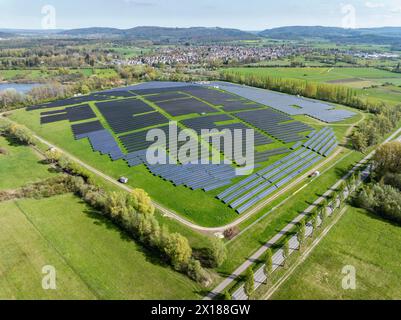 Luftaufnahme, Solarmodule, Solarpark, Photovoltaik, Stromerzeugung aus Solarenergie auf einer ehemaligen Deponie bei Radolfzell am See Stockfoto