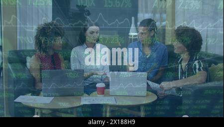 Bild von Statistiken und Verarbeitung von Finanzdaten über verschiedene Geschäftsleute im Büro Stockfoto