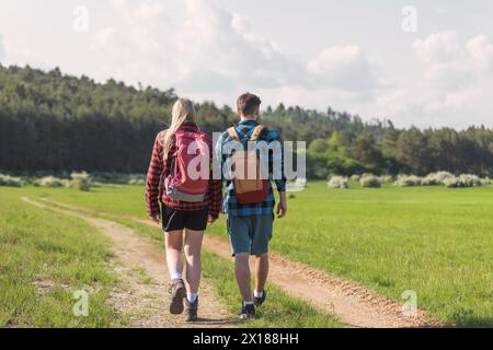 Ein blondes Mädchen im Jugendalter und ein Mann, der gerne wandern und eine wunderschöne Landschaft erkunden möchte. Abenteuer-, Natur- und Jugendkonzepte. Stockfoto