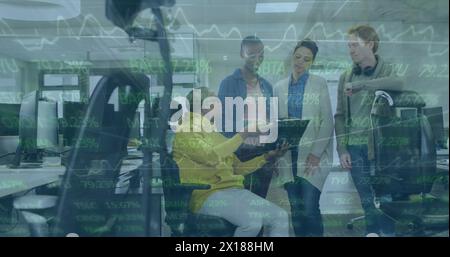 Bild von Statistiken und Verarbeitung von Finanzdaten über verschiedene Geschäftsleute im Büro Stockfoto