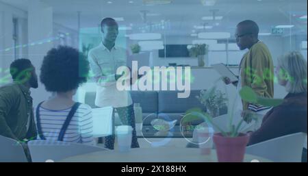 Bild von Statistiken und Verarbeitung von Finanzdaten über verschiedene Geschäftsleute im Büro Stockfoto