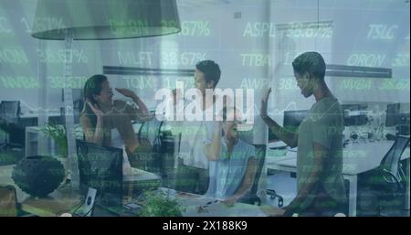 Gruppe von Geschäftsfrauen, die im Büro zusammenarbeiten Stockfoto