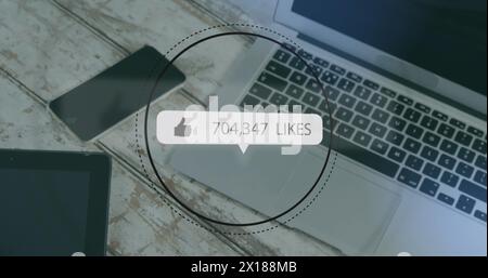 Bild eines gleichartigen Symbols mit steigenden Zahlen über digitalem Tablet, Tagebuch, Laptop auf Holzoberfläche Stockfoto