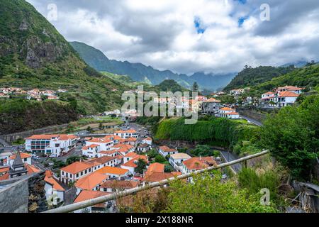 Beschreibung: Malerisches Dorf an der Nordküste in einem grünen, bewachsenen Tal an einem bewölkten Tag. Sao Vincente, Insel Madeira, Portugal, Europa. Stockfoto