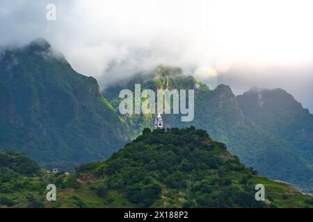 Beschreibung: Malerischer Blick auf die Capelinha de Nossa Senhora de Fátima in einem grünen Tal an einem bewölkten Tag. Sao Vincente, Insel Madeira, Portugal, E Stockfoto