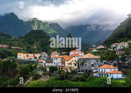 Beschreibung: Malerische Stadt an der Nordküste in einem grünen, bewachsenen Tal an einem bewölkten Tag. Sao Vincente, Insel Madeira, Portugal, Europa. Stockfoto