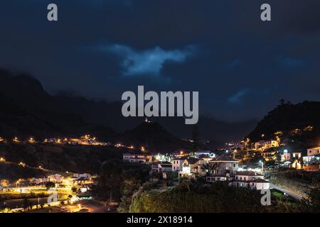 Beschreibung: Nächtliche Atmosphäre und Straßenlaternen des malerischen Dorfes an der Nordküste in einem grünen, bewachsenen Tal. Sao Vincente, Madeira Stockfoto