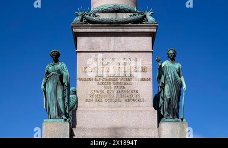 Allegorische Figuren, Statuen weiblicher Figuren von Theodor Wagner, Inschrift, Jubiläumssäule, Schlossplatz, Stuttgart, Baden-Württemberg, Deutschland Stockfoto