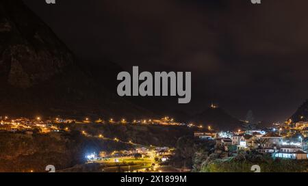 Beschreibung: Nächtliche Atmosphäre und Straßenbeleuchtung des malerischen Dorfes an der Nordküste in einem grünen, bewachsenen Tal. Sao Vincente, Stockfoto