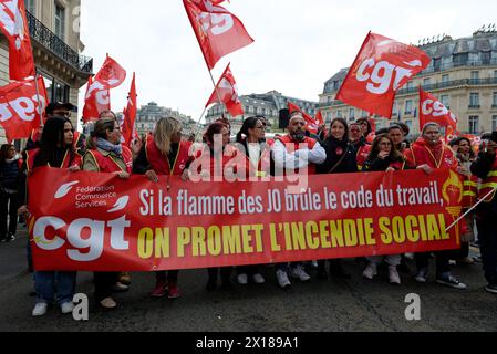 Les salariés du Commerce défilent à Paris et promettent au Ministry Guérini un Incendie Social s'ils n'obtiennent pas Satisfaction lors des JO Stockfoto