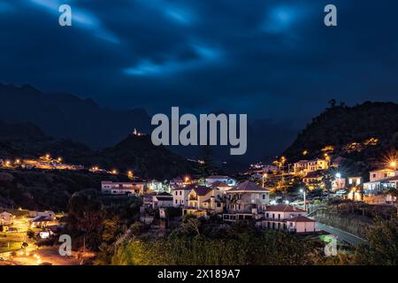 Beschreibung: Nächtliche Atmosphäre und Straßenbeleuchtung des malerischen Dorfes an der Nordküste in einem grünen, bewachsenen Tal. Sao Vincente, Madeira Ist Stockfoto