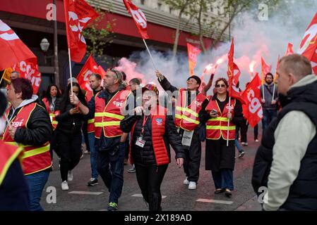 Les salariés du Commerce défilent à Paris et promettent au Ministry Guérini un Incendie Social s'ils n'obtiennent pas Satisfaction lors des JO Stockfoto