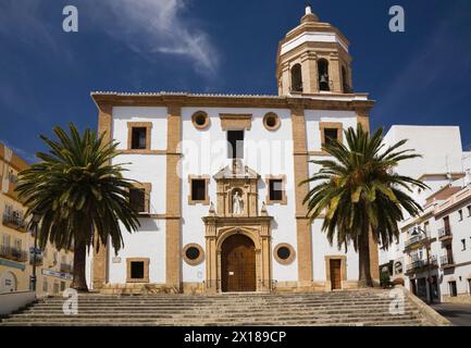 La Merced oder Kirche unserer Lieben Frau der Barmherzigkeit Fassade eingerahmt von Phoenix dactylifera, Dattelbäume, Ronda, Spanien Stockfoto