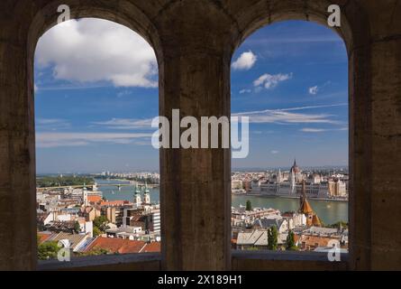 Budapester Skyline mit Donau und ungarischem parlament durch Steinbögen im Sommer, Ungarn Stockfoto