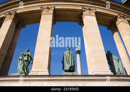 Bronzestatuen durch Säulen am Heldenplatz in Budapest, Ungarn Stockfoto