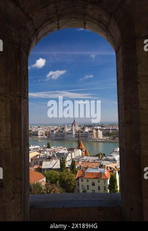 Budapester Skyline mit Donau und ungarischem parlament durch Steinbogen im Sommer, Ungarn Stockfoto