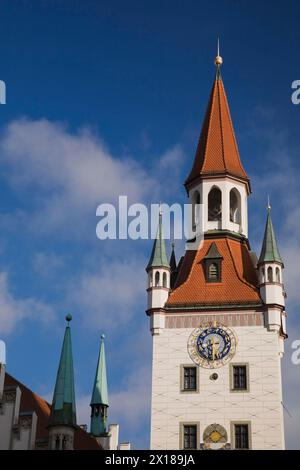 Glocke und Uhrenturm des Alten Rathauses Alte Rathaus mit traditionellen Terrakotta-Keramik-Ziegeldächern, München, Bayern, Deutschland Stockfoto