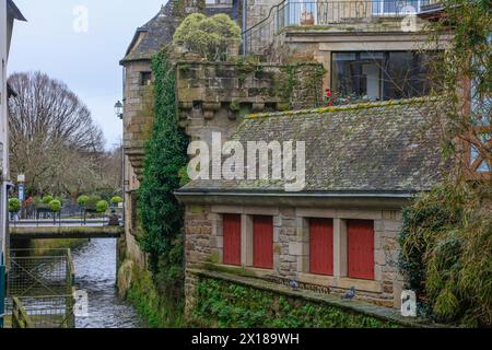 Der Fluss Steir fließt durch die Altstadt, dahinter die Brücke Pont Medard, alte Steinhäuser, Quimper, Departement Finistere Penn-AR-Bed, Region Bretagne Stockfoto