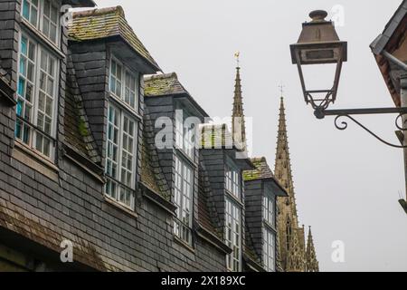 Türme der Kathedrale Saint-Corentin, Haus mit Schieferdach in der Rue du Lycee, Quimper, Département Finistere Penn-AR-Bed, Region Bretagne Breizh, Frankreich Stockfoto