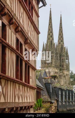 Türme der Kathedrale von Saint-Corentin, Fachwerkhaus, Schieferdachhaus in der Rue du Lycee, Quimper, Finistere Penn-AR-Bed, Bretagne Stockfoto