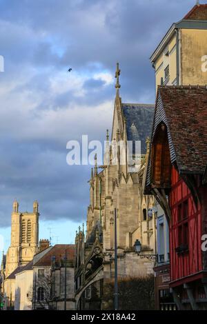 Rue Georges Clemenceau mit Basilika Saint-Urbain, hinter der Kathedrale Saint-Pierre Saint-Paul, Altstadt von Troyes, Departement Aube, Grand Est Stockfoto