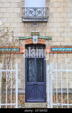 Fenstergeländer und Balkone an Wohngebäuden, die von Hector Guimard im Jugendstilstil entworfen und aus kommunalem Metall hergestellt wurden Stockfoto