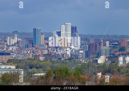 Blick auf die Skyline von Leeds und die Studentenwohnheime Arena Village in West Yorkshire, Großbritannien Stockfoto