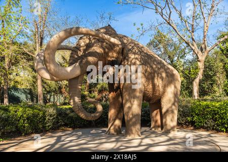 Mammut-Skulptur im Park La Ciutadella (Parc de La Ciutadella) im historischen Zentrum von Barcelona, Spanien Stockfoto
