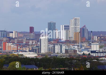 Blick auf die Skyline von Leeds und die Studentenwohnheime Arena Village in West Yorkshire, Großbritannien Stockfoto