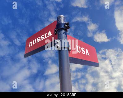 3D-Illustration, rotes und schwarzes Schild mit den Worten Russland und USA in weiß an der Kreuzung. Stockfoto