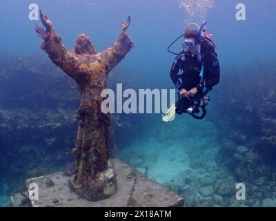Taucher mit Blick auf die Statue von Jesus Christus unter Wasser (Christus des Abgrunds), Tauchplatz John Pennekamp Coral Reef State Park, Key Largo, Florida Stockfoto