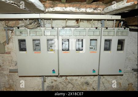 23.01.2023 Appartementgebäude in 19249 Lübtheen, Mecklenburg-Vorpommern, Schrank mit Stromzählern zur Messung des Stromverbrauchs Stockfoto