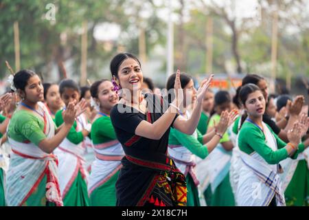 Eine Instruktorin tanzt Bihu, während sie Bihu-Tanz in einem Workshop vor dem Rongali Bihu Festival am Samstag, den 6. April 2024 in Guwahati unterrichtet. FOTO: DAVID Stockfoto