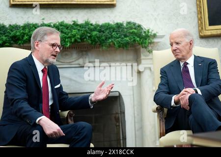 Washington, Usa. April 2024. Präsident Joe Biden trifft sich am Montag, den 15. April 2024, im Oval Office im Weißen Haus in Washington, DC, mit dem Premierminister der Tschechischen Republik Petr Fiala. Foto: Bonnie Cash/UPI Credit: UPI/Alamy Live News Stockfoto