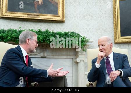 Washington, Usa. April 2024. Präsident Joe Biden trifft sich am Montag, den 15. April 2024, im Oval Office im Weißen Haus in Washington, DC, mit dem Premierminister der Tschechischen Republik Petr Fiala. Foto: Bonnie Cash/UPI Credit: UPI/Alamy Live News Stockfoto